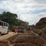 Autoridades, pobladores y empresa constructora negocian reclamos de la comunidad