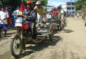 Competidores en la carrera de mototaxis.