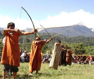 Nativos mostraron sus habilidades con el arco y la flecha