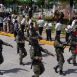Fuertes detonaciones del Ejército durante desfile causaron alarma y problemas de audición a escolares