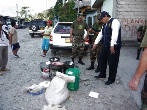 hallan_100_kilos_de_acido_en_baldes_de_tocosh-2 El ácido estaba destinado a proveer a narcotraficantes de la localidad de Cachicoto.