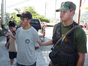 hallan_100_kilos_de_acido_en_baldes_de_tocosh-3 En el operativo fue intervenido el pasajero Euder Aranda Tolentino (35).