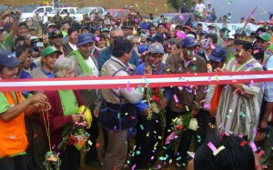 inauguran-carretera-kimbiri-kepashiato-3-jpg Miles participaron en histórico evento.