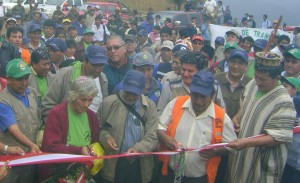 manuel-altamirano-y-carmelo-huaman-encargados-de-cortar-la-cinta-bicolor-e-inaugurar-la-via Manuel Altamirano y Carmelo Huamán cortaron la cinta bicolor e inauguraron la vía.
