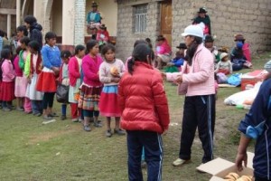 Jóvenes llevaron alegría a niños en distintos puntos de Ayacucho.