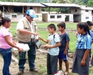 entrega-de-juguetes-kimbiri-2