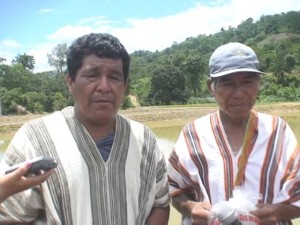 Jaime Salas Velásquez, nativo asháninka (izq.).