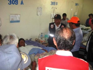 premier-javier-velasquez-en-huayco5 También visitó a los heridos