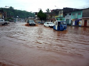 Vehículos quedaron atascadados en las aguas acumuladas.