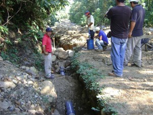 obras-de-alcantarillado-en-kimbi-2 Más de un poblador ya ha caído en las zanjas.