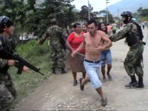 El narcotraficante conocido como "Gato" logró escapar ayudado por pobladores del lugar.