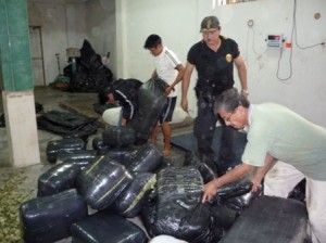 policia-decomisa-mas-de-media-tonelada-de-hoja-de-coca Más de media tonelada de hoja de coca seca viajaba hacia Lima.