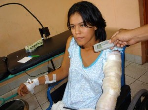 Isabel, la hija adolescente de la familia, pidió ayuda desesperadamente.