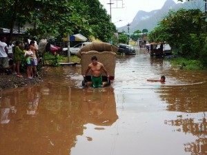 desborde-del-rio-huallaga Castillo Grande resiste los mayores embates, sus pobladores iniciaron la evacuación