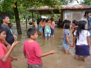 desborde-del-rio-huallaga6 Pobladores fueron sorprendido por la furia de las aguas