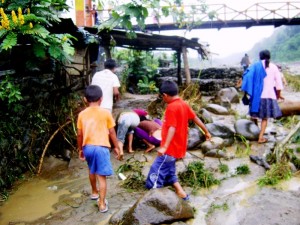 desborde-rio-pichari-pobladores-afectados2 Los niños son los más afectados