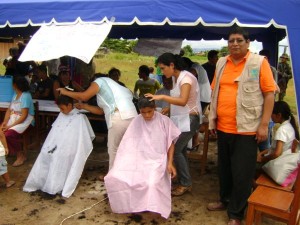 Niños recibieron corte de pelo gratuito.