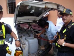 Insumos químicos se encontraban en bidones dentro del vehículo.