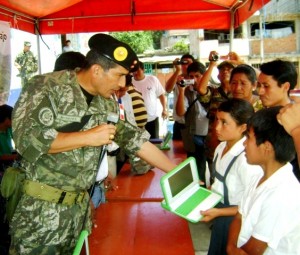 entregan-laptps-a-escolares-vrae3 entregan-laptps-a-escolares-vrae3