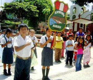 entregan-laptps-a-escolares-vrae4 Además de laptops se otorgarán dos mil becas integrales para los mejores estudiantes del VRAE