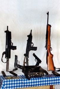 Ametralladoras y pistolas decomisadas al detenido Wilmer Sánchez Paredes.