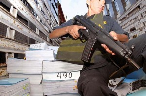 Un singular despliegue policial acompañó el traslado, en camión, del voluminoso atestado.