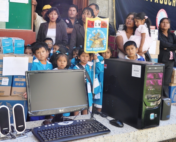 Gobierno Regional de Ayacucho entrega 77 computadoras a escolares de zonas rurales de Huamanga