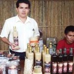 Jóvenes productores ofertan velas aromáticas de café en San Martín