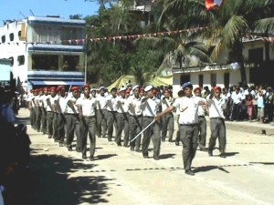 Vistoso desfile cívico escolar en el VRAE