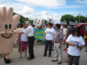Espinoza dijo a la población que está obligada a votar por su hija.