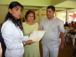 Lupe Ayllón entregó certificados a familiares de Tito Jaime Fernández.