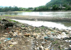 basura-rio-pichari Municipios y pobladores arrojan la basura y las aguas servidas a los suelos y ríos, sin ningún tratamiento