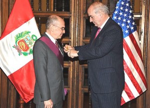 embajador-eeuu-en-peru-michael-mckinley-recibe-orden-del-sol-foto-caretas Michael McKinley es el primer embajador de Estados Unidos en saltar de la cancha peruana al bravo escenario colombiano. Esta semana se despidió de Lima y fue condecorado con la Orden del Sol del Perú (foto Caretas)