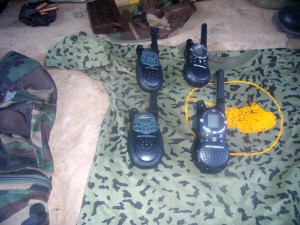 Radios de comunicación también fueron encontrados en el lugar.