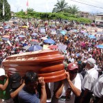 Restos mortales de asesinado alcalde son velados en Aucayacu