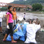 Estudiantes limpian orillas del río Apurímac en San Francisco y Kimbiri