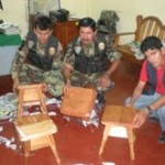 Hallan dos kilos de droga camuflados en banquitos de madera