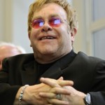 Legendario cantante de rock Elton John confesó que las drogas casi lo matan
