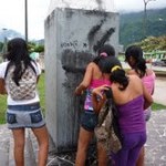 Sorprenden a escolares mujeres pintarrajeando monumentos
