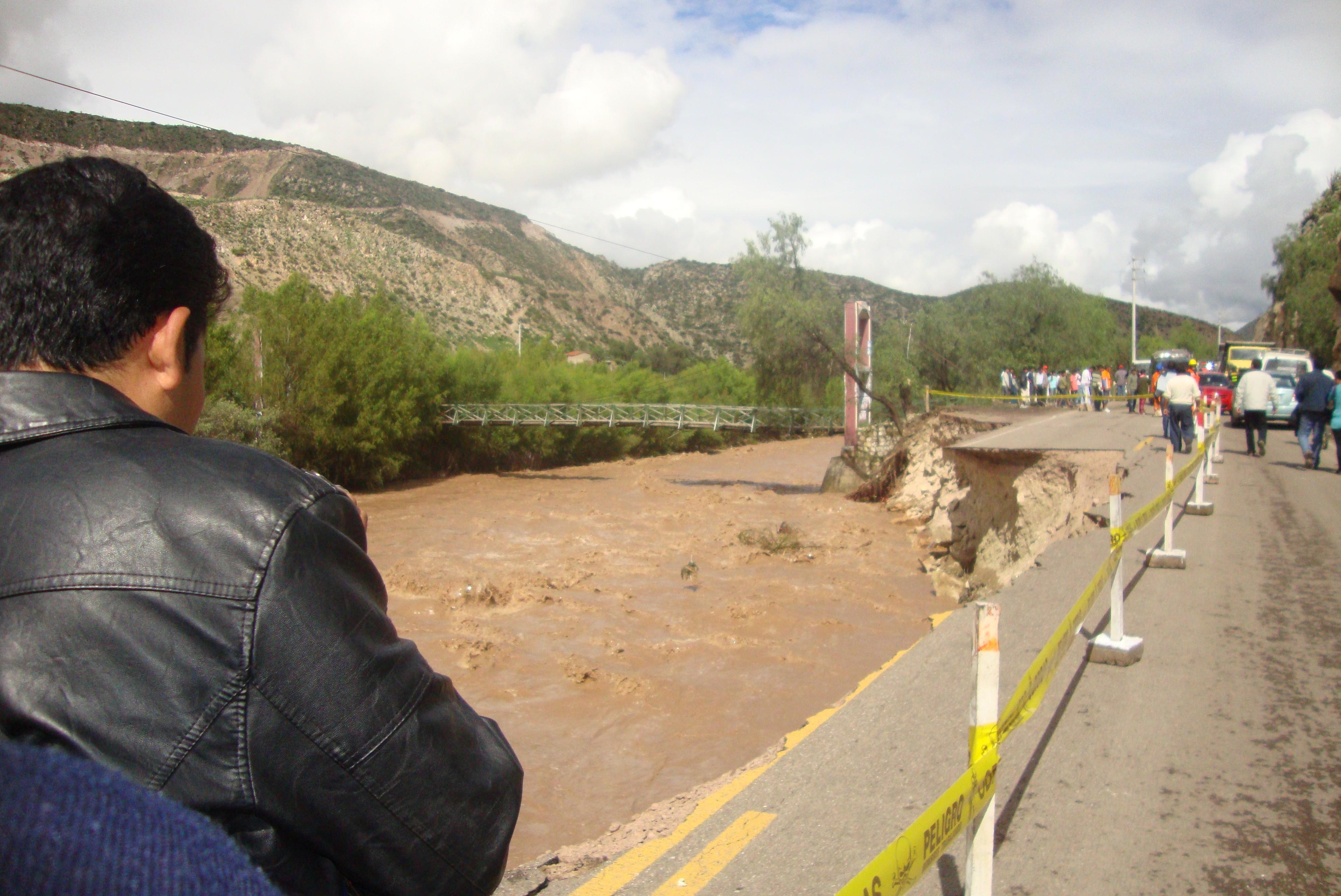 Desborde de ríos destruye carretera Ayacucho – Huanta