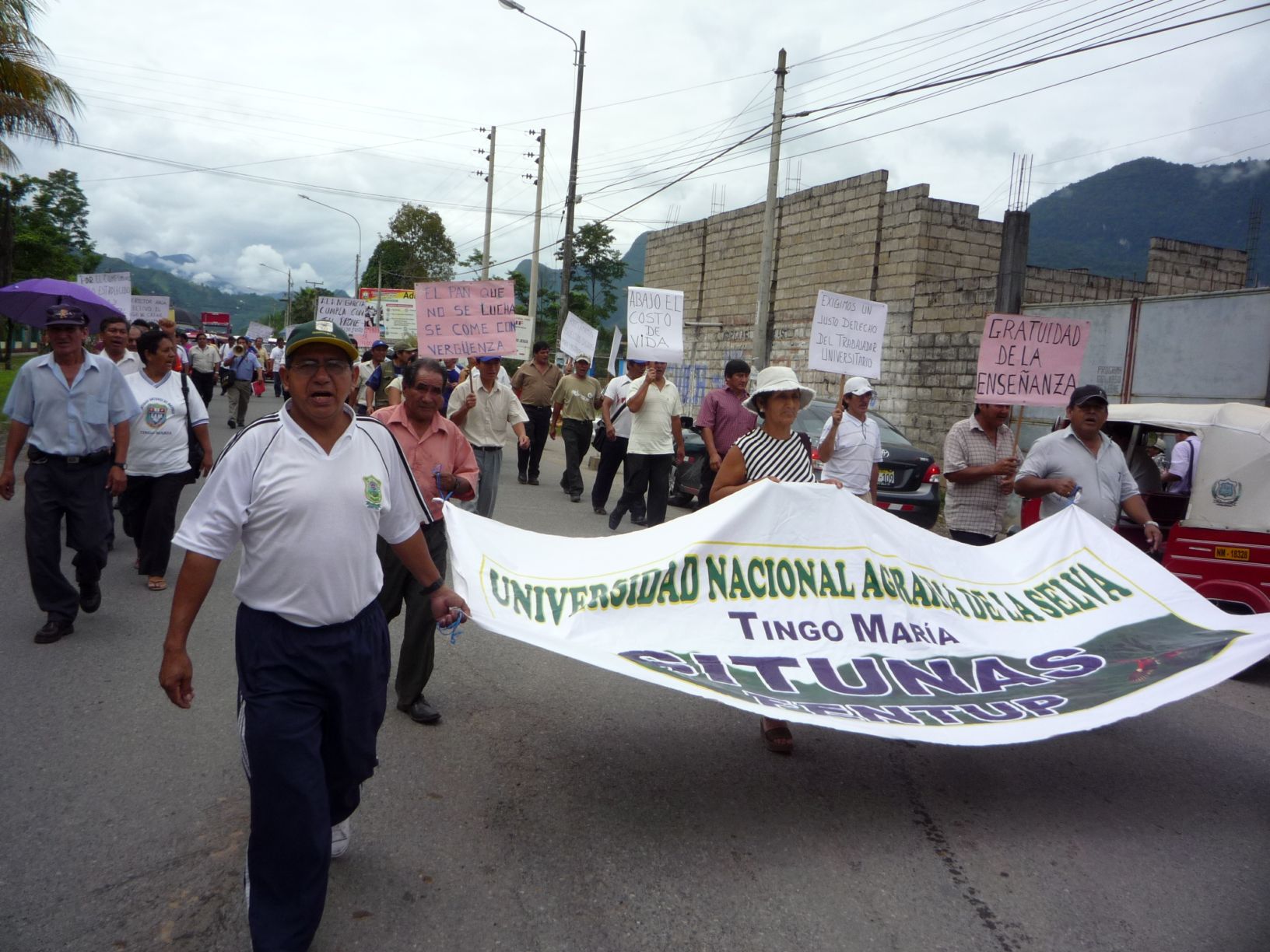 Trabajadores de la Universidad Nacional Agraria de la Selva protestan