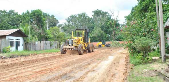 Municipio de Irazola realiza mejoramiento de calles en Alexander Von Humboldt
