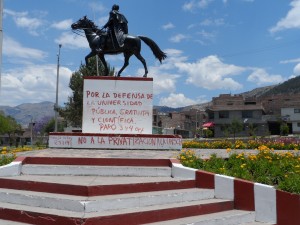 Limpian pintas hechas a monumentos en Ayacucho