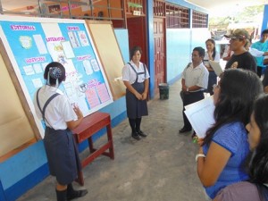 Jóvenes de Sivia realizan feria informativa