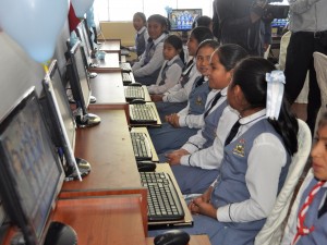 Presidente regional entregó 50 computadoras al colegio Nuestra Señora de Fátima