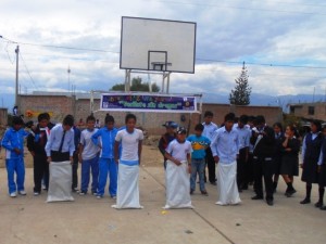 Jóvenes ayacuchanos se divierten en jinkana “Vacílate sin Drogas”