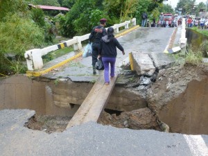 Puente colapsa en Satipo por crecida del río Coviriali