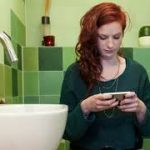 Advierten que usar el celular en el baño es peligroso para la salud