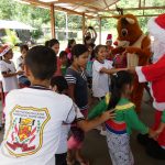 UGEL Leoncio Prado entrega presentes a niños por Navidad