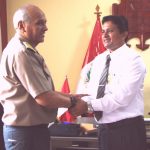 Alcalde de Tambopata recibe a nuevo jefe policial en Madre de Dios
